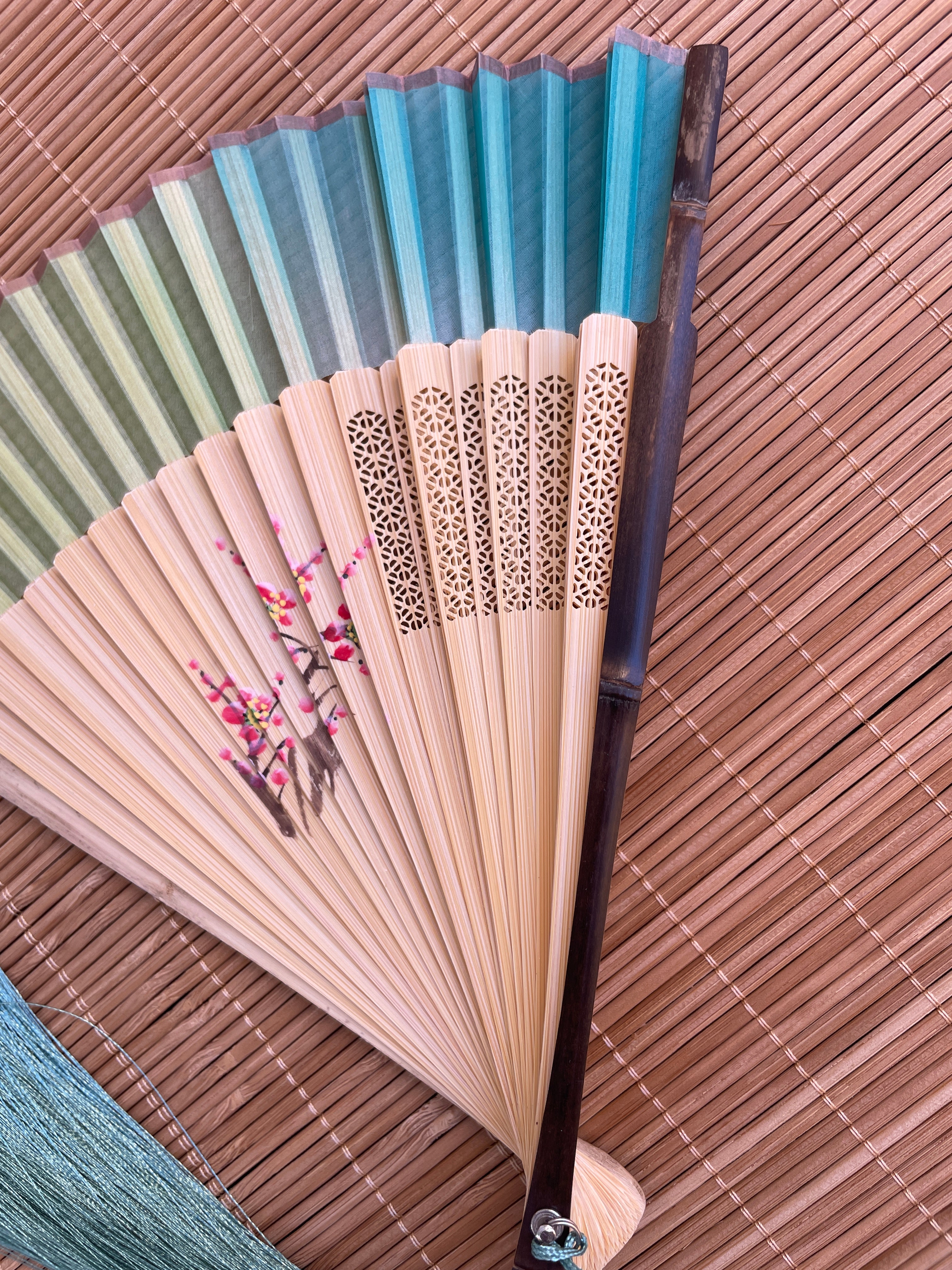 Éventail d’Art en Soie Naturelle – Peinture Traditionnelle de Fleur de Prunier