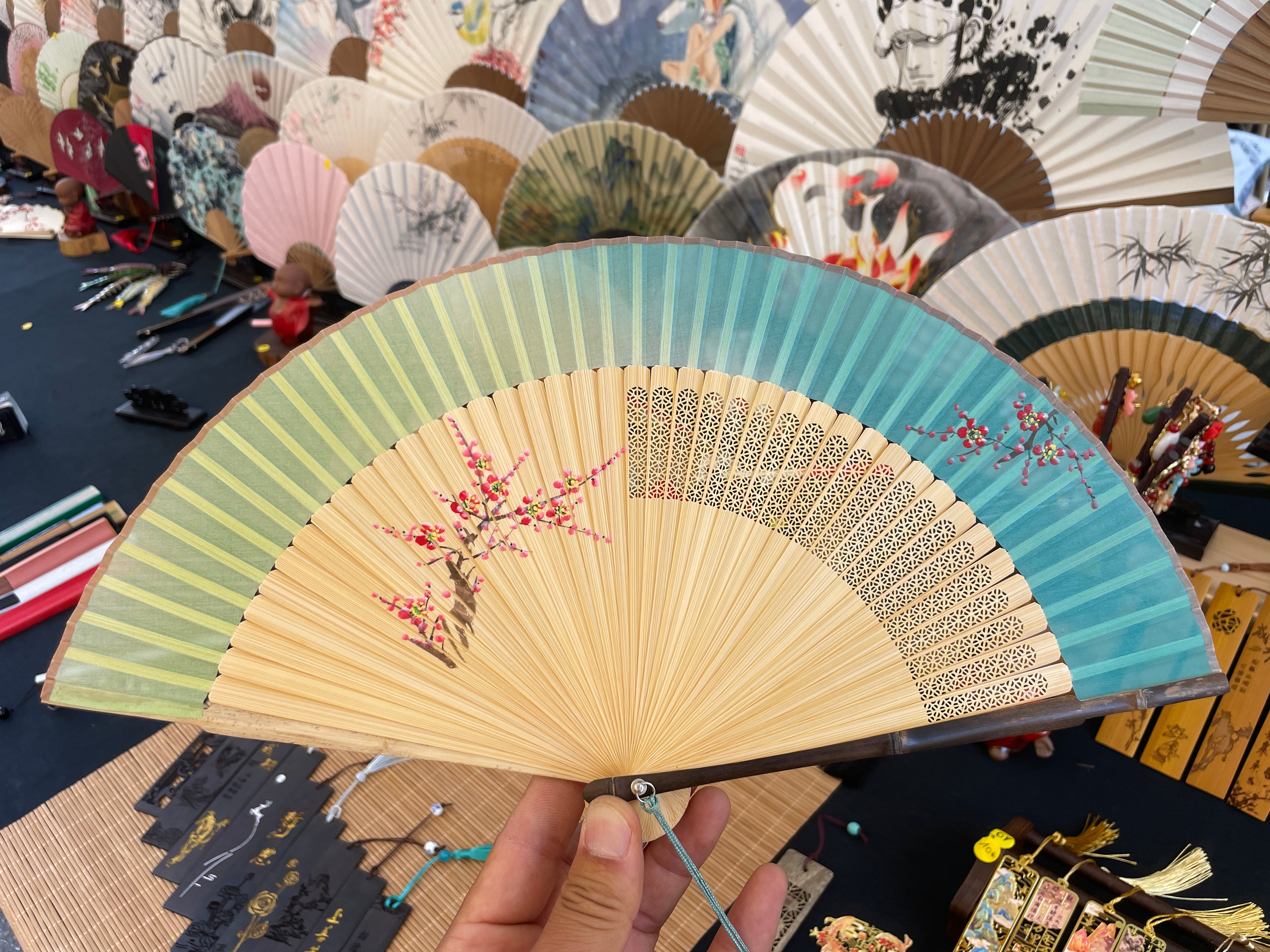 Éventail d’Art en Soie Naturelle – Peinture Traditionnelle de Fleur de Prunier