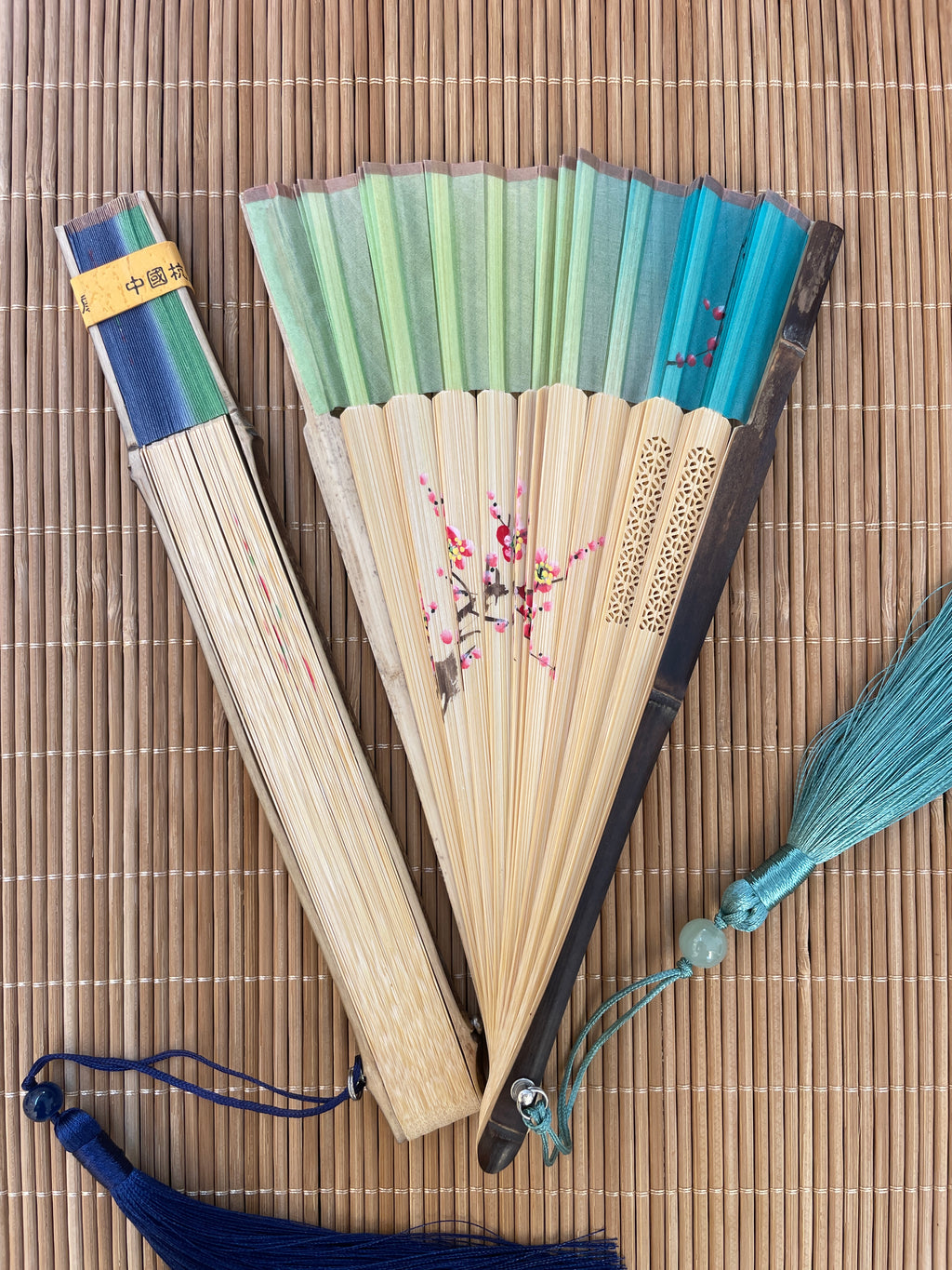 Éventail d’Art en Soie Naturelle – Peinture Traditionnelle de Fleur de Prunier