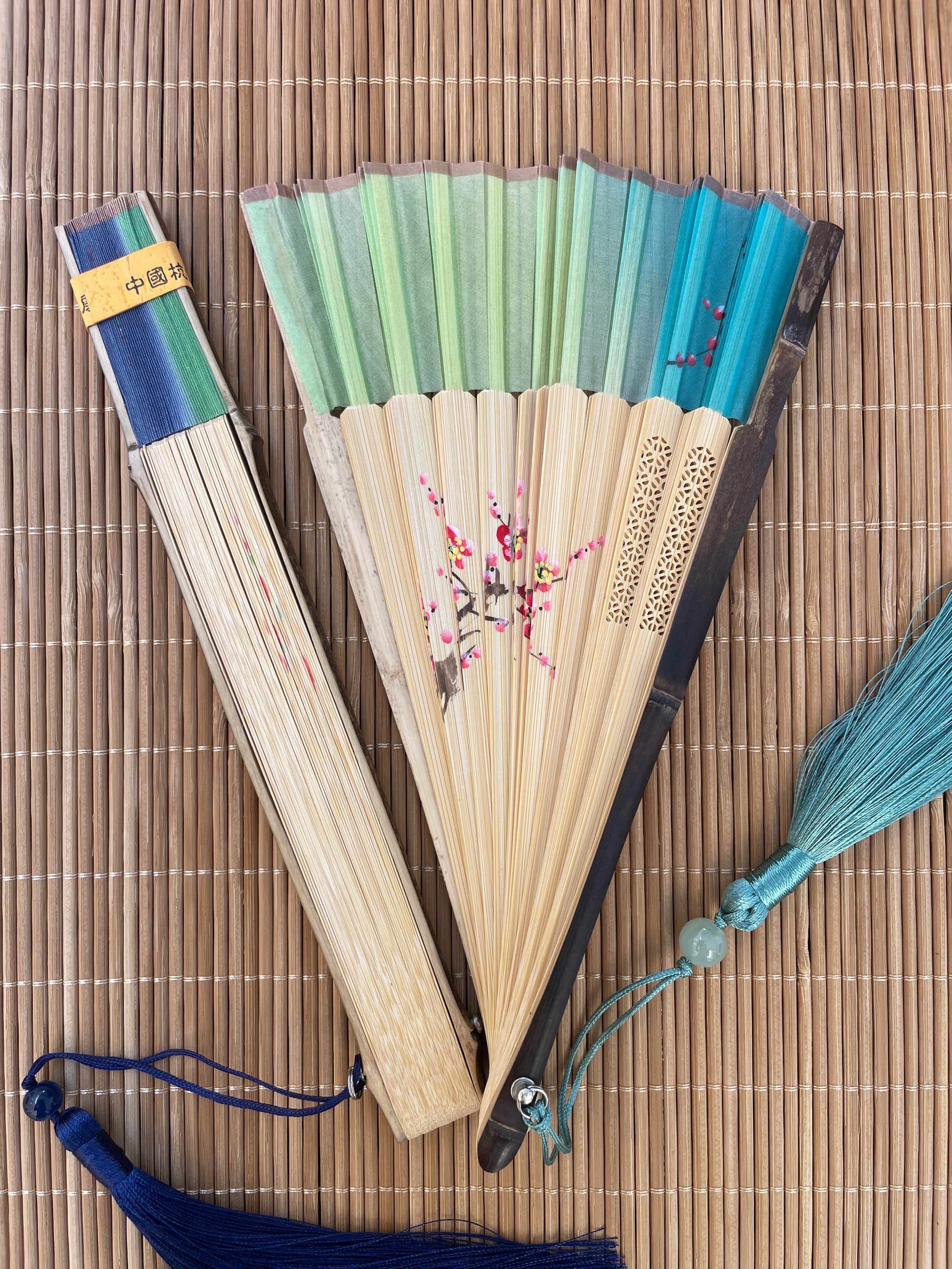 Éventail d’Art en Soie Naturelle – Peinture Traditionnelle de Fleur de Prunier