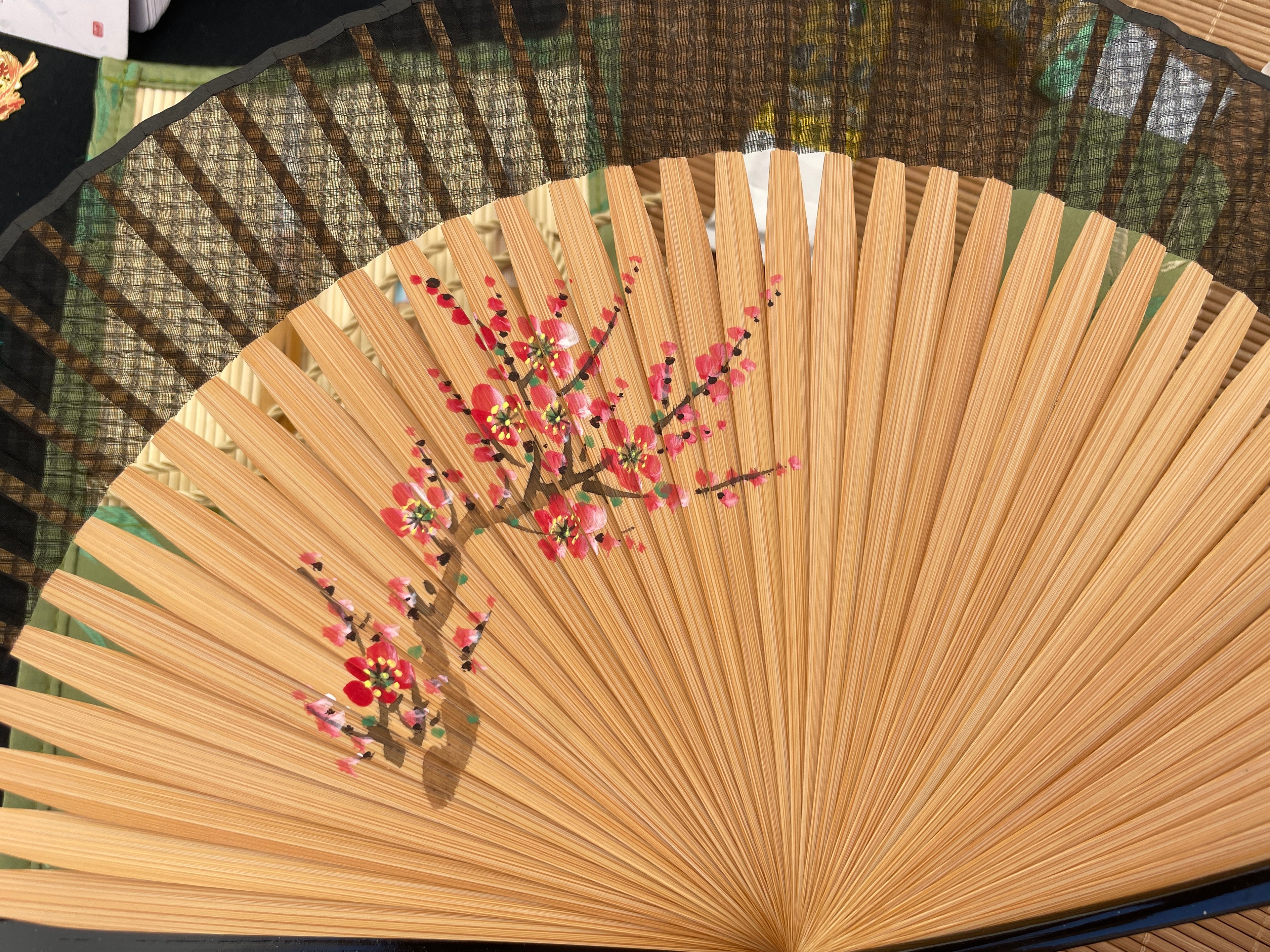 Éventail en soie peint à la main – Fleur de Prunier | Bambou naturel | Création artisanale