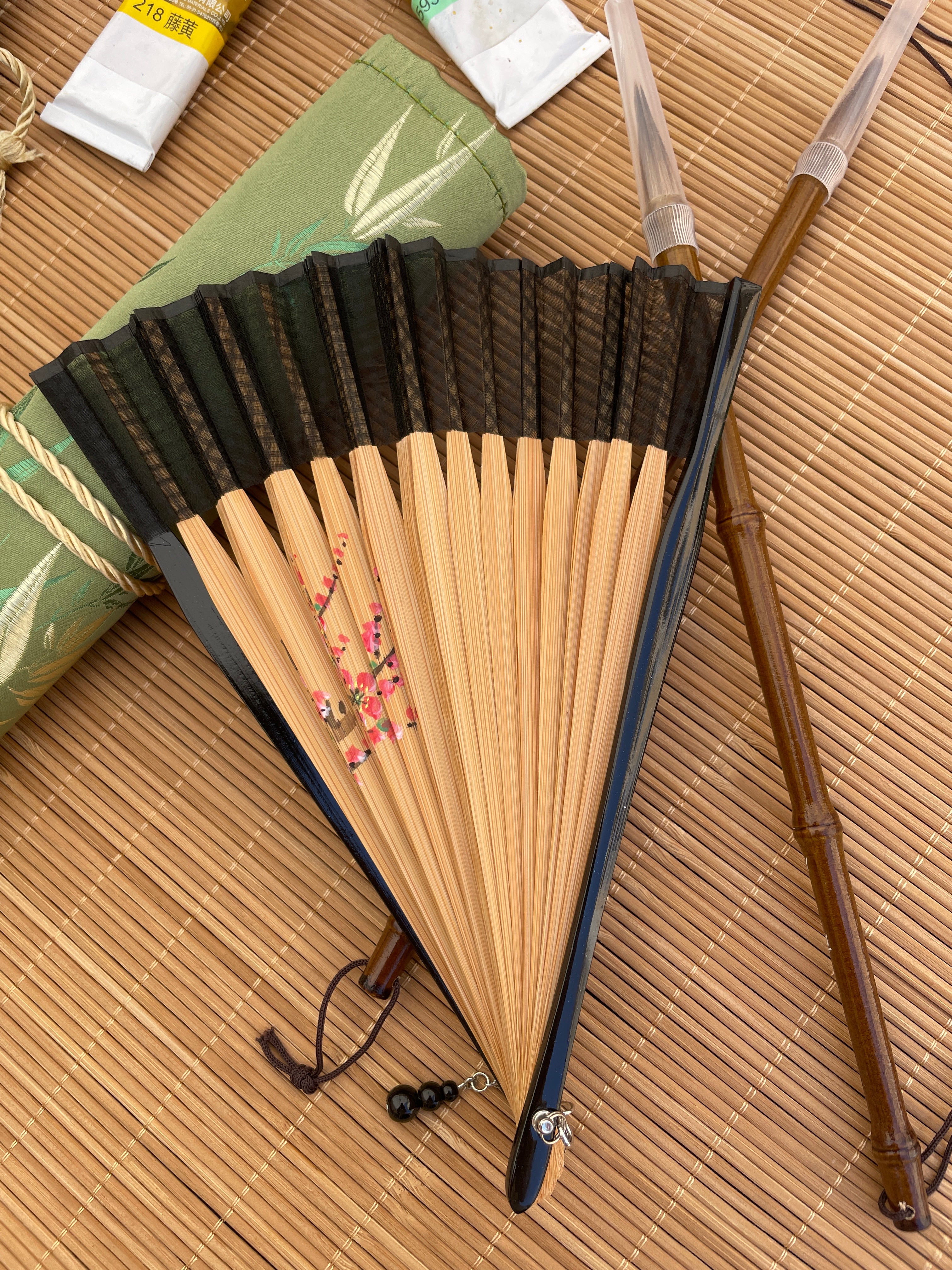 Éventail en soie peint à la main – Fleur de Prunier | Bambou naturel | Création artisanale