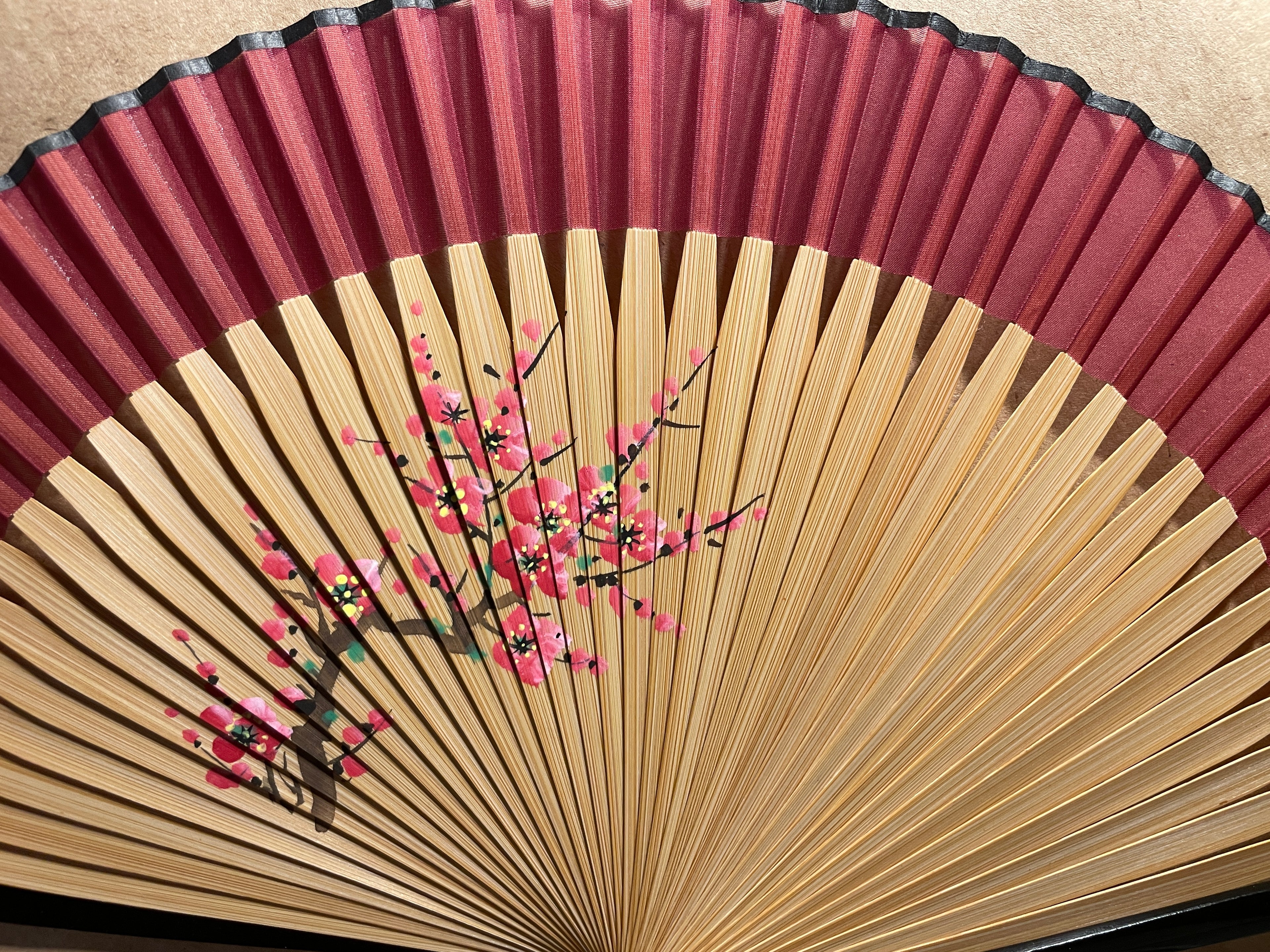 Éventail en soie peint à la main – Fleur de Prunier | Bambou naturel | Création artisanale