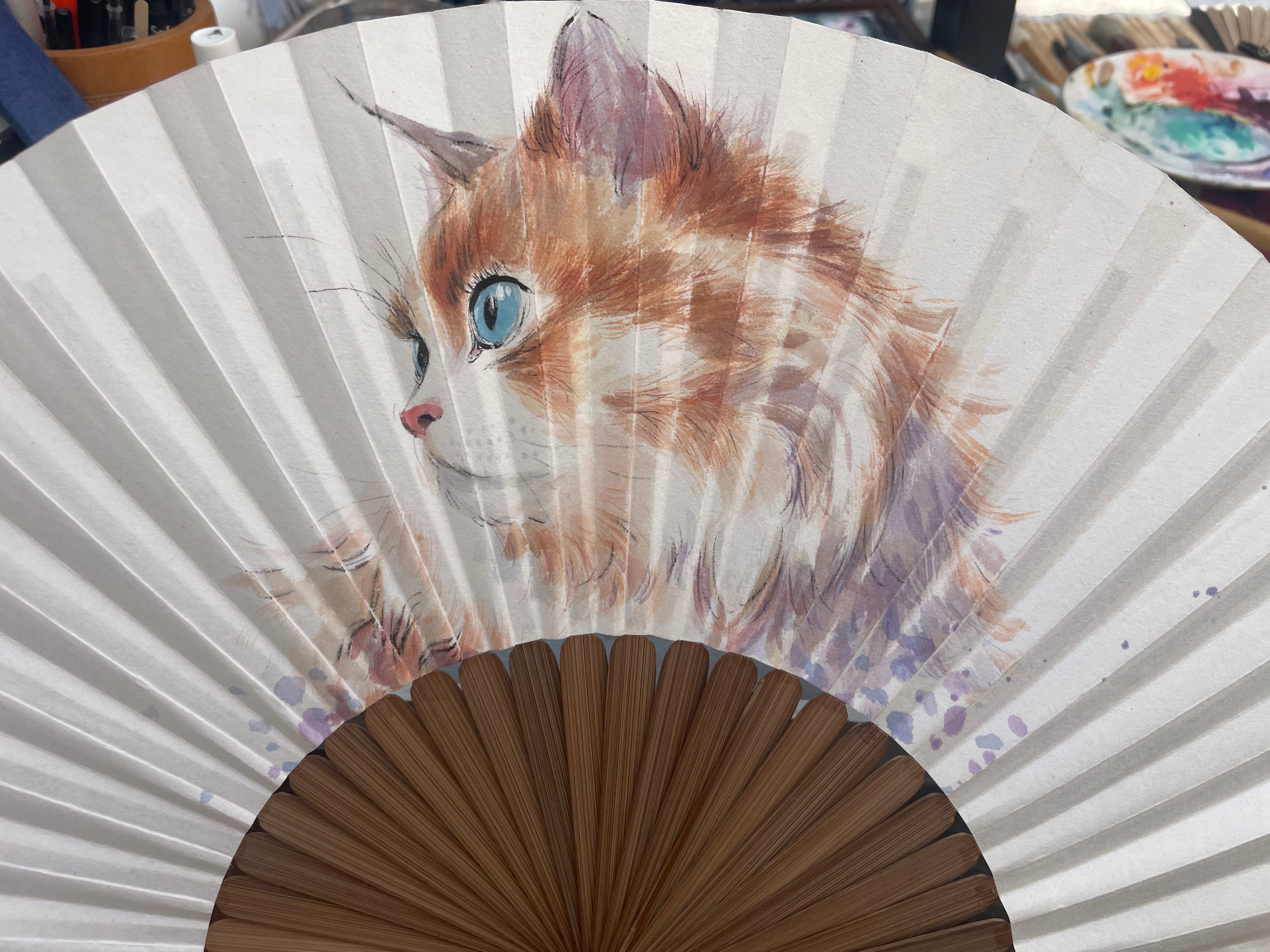 Éventail peint à la main – Portrait de Chat à l’Aquarelle